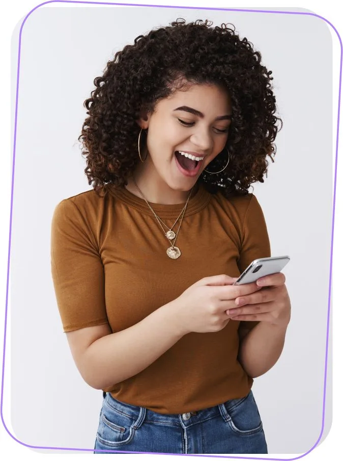 Mulher feliz usando celular para renovar receita médica online