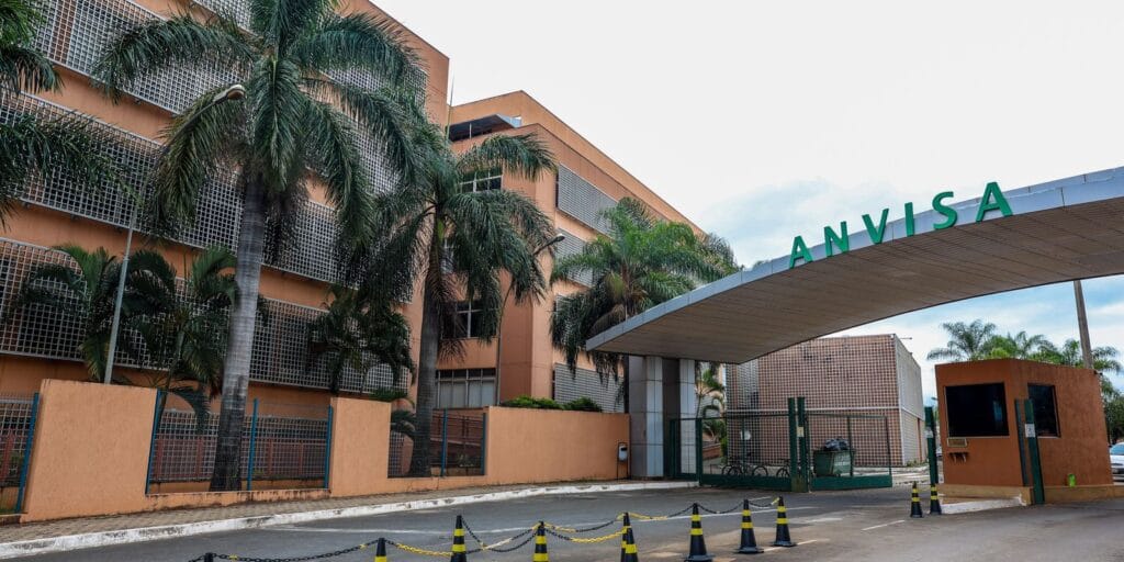 Anvisa proíbe fórmula infantil com toxina: o que pais e cuidadores precisam saber