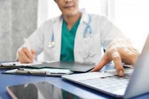 Médicos podem ter agendas separadas para particulares e planos de saúde: o que diz o CFM e o que voc