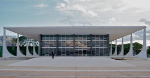 Atualmente, a Resolução CFM nº 2.378/24 está suspensa por ordem do ministro Alexandre de Mora...