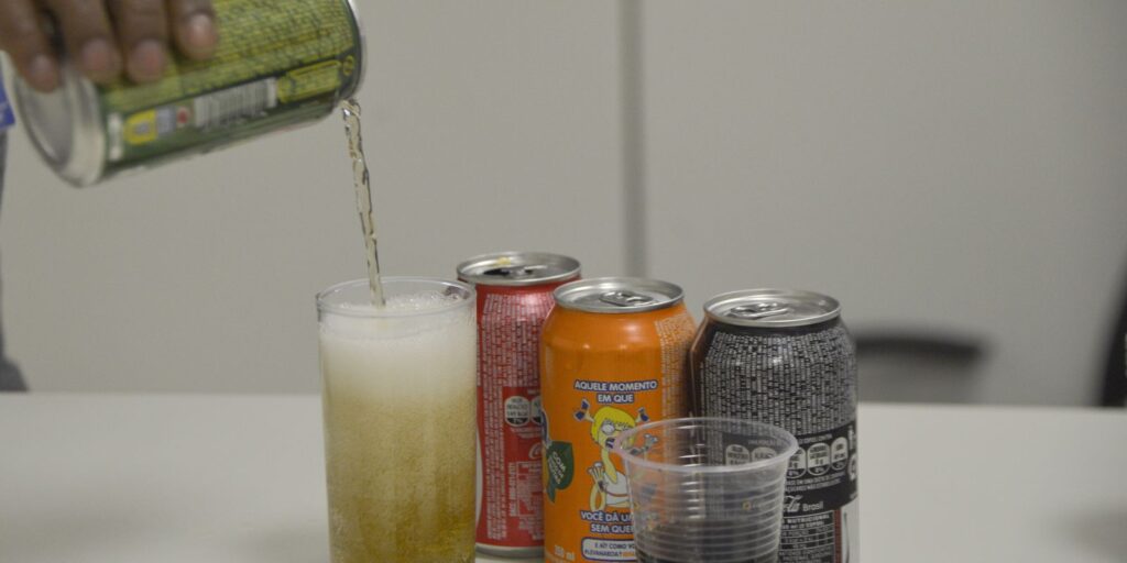 Fatores sociais impulsionam consumo de ultraprocessados em famílias brasileiras, aponta pesquisa Refrigerantes - impacto na saúde