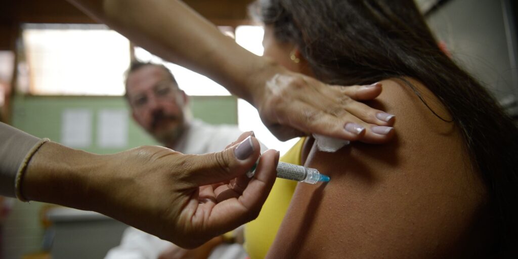 Novas regras exigem que empresas informem trabalhadores sobre prevenção de câncer e vacinação contra HPV Novas regras exigem que empresas informem trabalhadores sobre prevenção de câncer e HPV