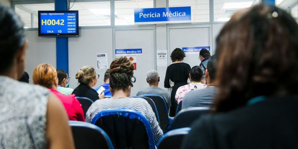 Médico em ambiente de atendimento