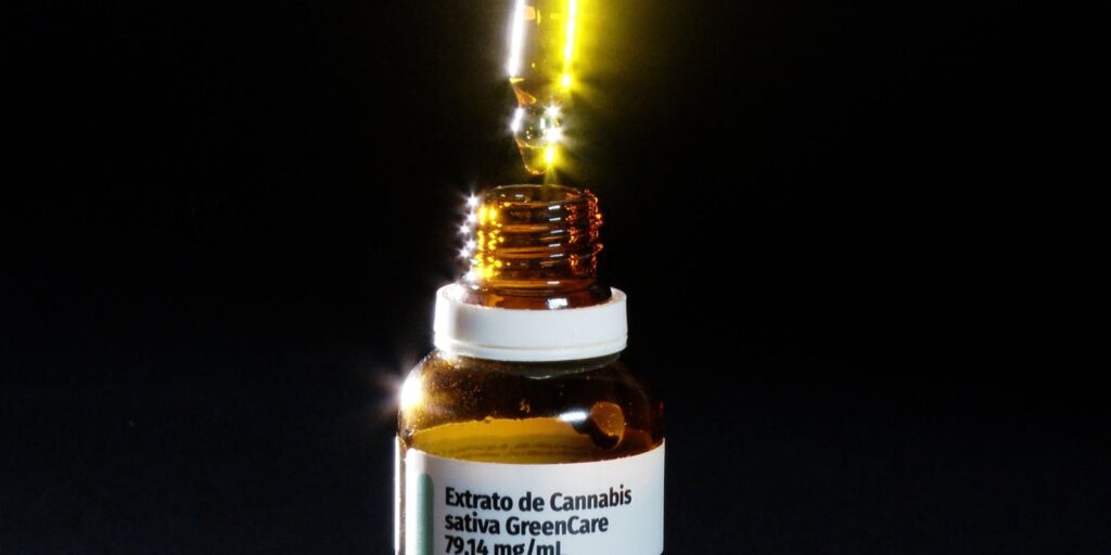 Mulheres a partir dos 45 anos impulsionam o uso de cannabis medicinal no Brasil: um panorama sobre o perfil e as razões extrato_de_cannabis_e_utilizado_para_dores_fisicas_e_mentais